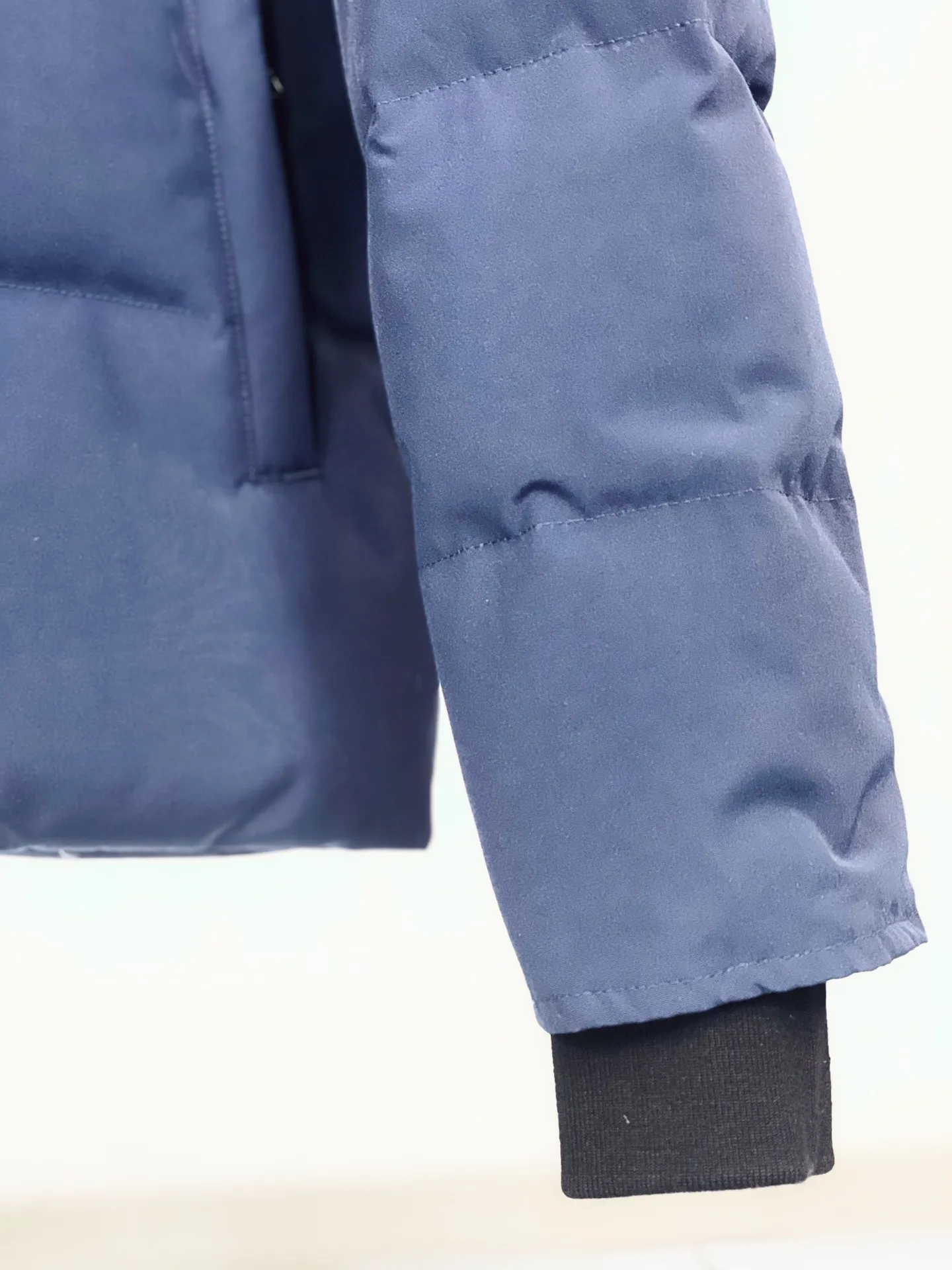 P820 Canada goose/Canada Goose Wyndham 388M 29 parka down jackets, genuine original version, you need to compare with the genuine product at any time, all accessories are customized from the original factory 💯The softness and hardness of the fabric are compared with the genuine ones, and they can be restored by kneading at will (fabric misunderstanding: fabrics that are not high hardness are waterproof. Only when you buy the latest genuine version this year will you notice the softness and comfort of the fabric) 💯Authentic white duck down is synchronized with the down Fluffy and not clumping, filled with electronically controlled down filling machine. 💯Customized zippers with authentic YKK military-grade copper core zipper pulls. High hardness and no jamming. 💯The fur collar is purchased from Western Canada coyote skin and is customized. Zipper cord, pocket label, back label, collar velvet, velcro fasteners, cuffs, all details are updated simultaneously with the original version, the best version, the most complete color matching, the fighter in the world 29, battle various worldly goods, size: XS-XXL (size chart attached below), color: as shown below